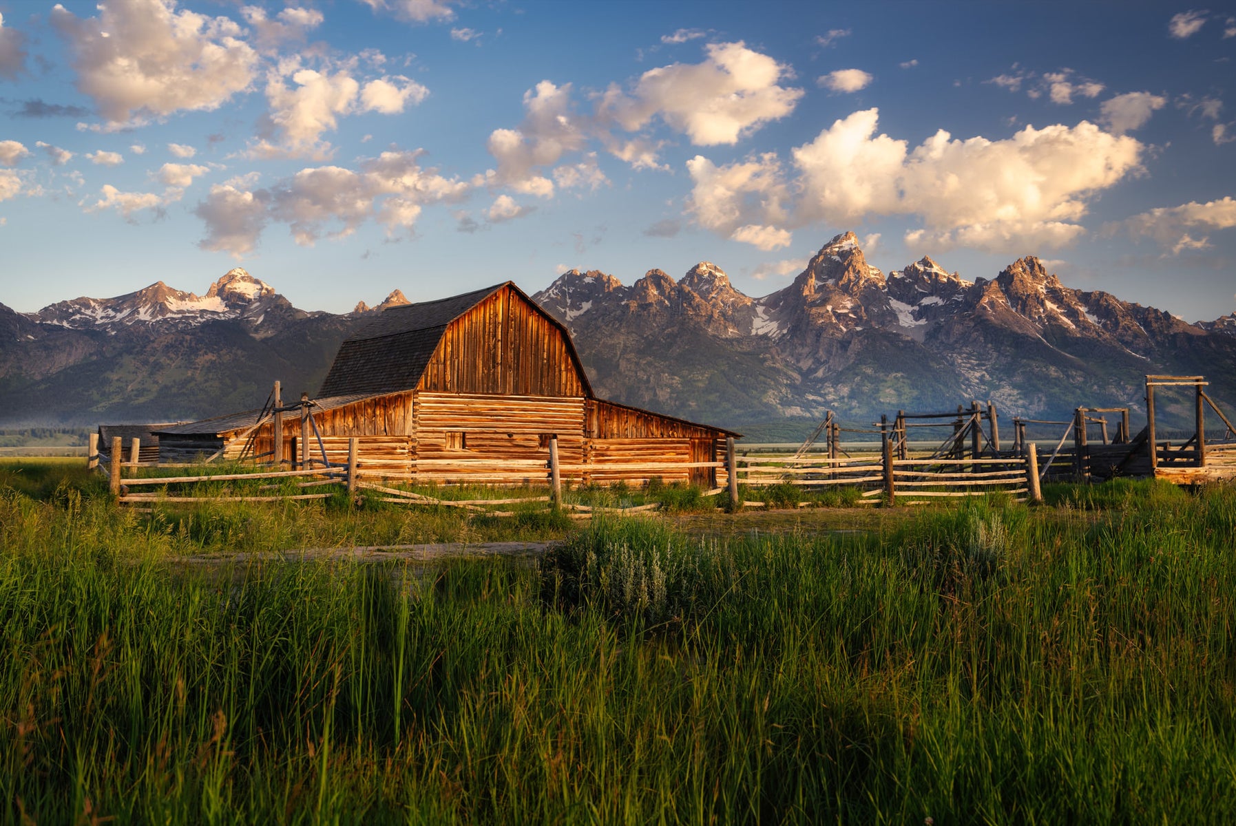 https://alphauniverseglobal.media.zestyio.com/20230711_a7RV_FE-24-70mm-F2.8-GM-II_Mormon-Row-at-Sunrise.jpg?height=1200&fit=bounds