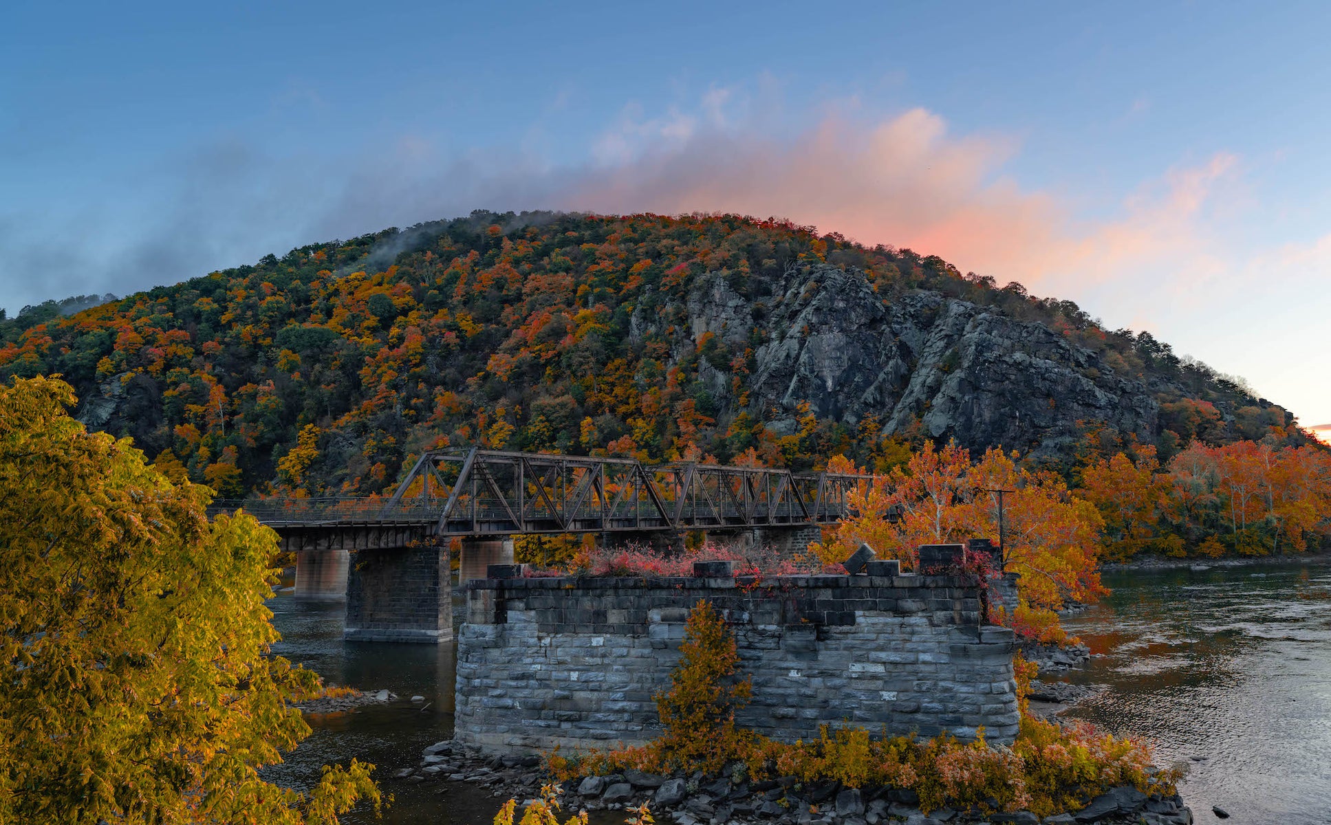 https://alphauniverseglobal.media.zestyio.com/Alpha-Universe-Andrew-Geraci-FallRoadTrip-15.jpg?height=1200&fit=bounds