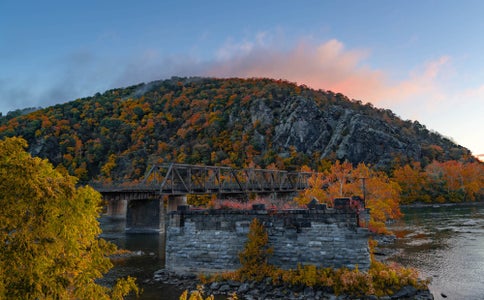 https://alphauniverseglobal.media.zestyio.com/Alpha-Universe-Andrew-Geraci-FallRoadTrip-15.jpg?height=300&fit=bounds