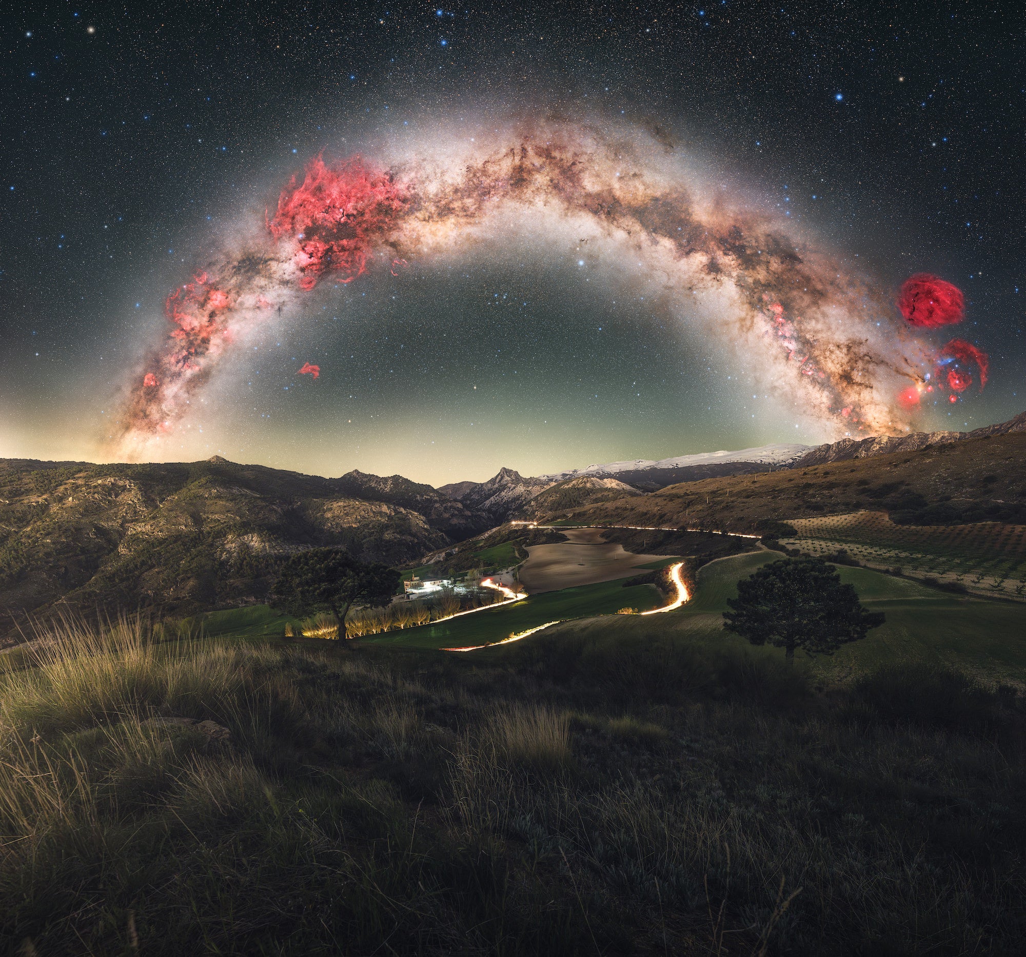 Photo by Ignacio Fernández. Sky: Sony Alpha 7 III (astro-modified). Sony 20mm f/1.8 G. Foreground: Sony Alpha 7 IV. Sony 14mm f/1.8 G Master.