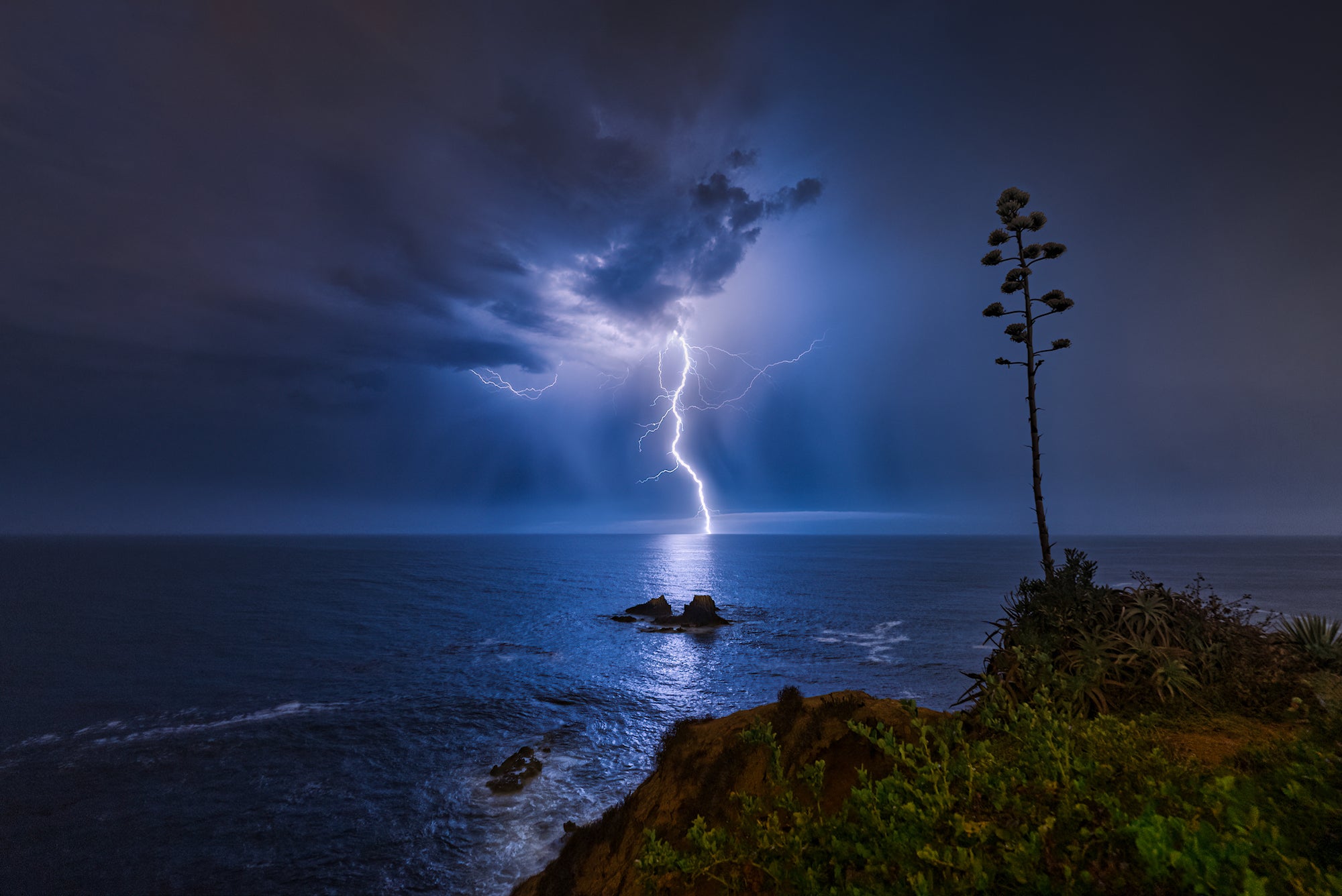 Behind The Shot: How An Electrifying Lightning Strike Was Captured Off  Laguna Beach | Sony | Alpha Universe