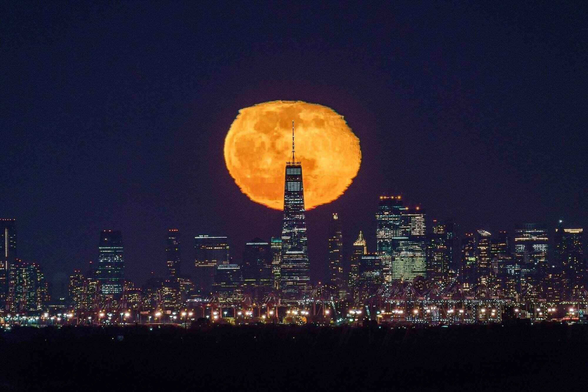 Behind The Shot How A Super Telephoto View Of The Moon Behind One World Trade Was Taken From 25 Miles Away Sony Alpha Universe