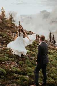 https://alphauniverseglobal.media.zestyio.com/Alpha-Universe-HenryTieuPhotography-85mm-16.jpg?height=300&fit=bounds