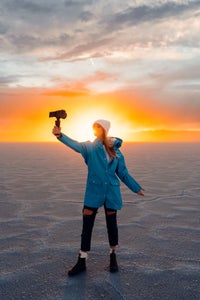 https://alphauniverseglobal.media.zestyio.com/Alpha-Universe-KarliePlace_SonyAlpha_SaltFlats_ZVE10.JPG?height=300&fit=bounds