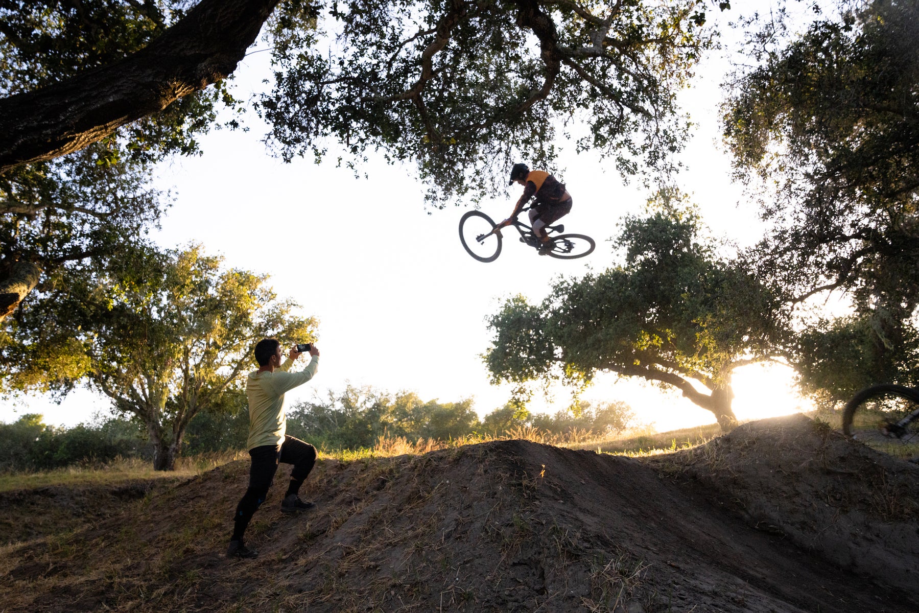https://alphauniverseglobal.media.zestyio.com/Alpha-Universe-MountainBikes-Chris-Burkard-Xperia1IV-1.JPG?height=1200&fit=bounds