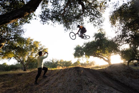 https://alphauniverseglobal.media.zestyio.com/Alpha-Universe-MountainBikes-Chris-Burkard-Xperia1IV-1.JPG?height=300&fit=bounds