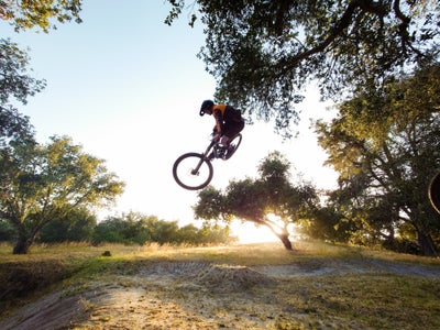 https://alphauniverseglobal.media.zestyio.com/Alpha-Universe-MountainBikes-Chris-Burkard-Xperia1IV-2.JPG?height=300&fit=bounds