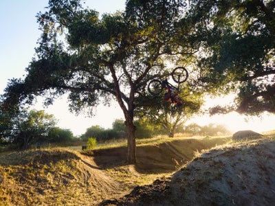 https://alphauniverseglobal.media.zestyio.com/Alpha-Universe-MountainBikes-Chris-Burkard-Xperia1IV-5.JPG?height=300&fit=bounds