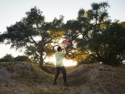 https://alphauniverseglobal.media.zestyio.com/Alpha-Universe-MountainBikes-Chris-Burkard-Xperia1IV-6.JPG?height=300&fit=bounds