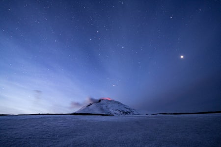 https://alphauniverseglobal.media.zestyio.com/Alpha-Universe-Renan-Ozturk-Field-Notes-Lava-Lake-5.jpg?height=300&fit=bounds