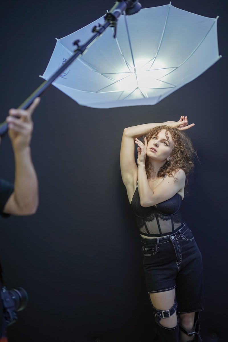 https://alphauniverseglobal.media.zestyio.com/Alpha-Universe-SoftPortraitLighting-ScottRobertLim-16.jpg?height=1200&fit=bounds