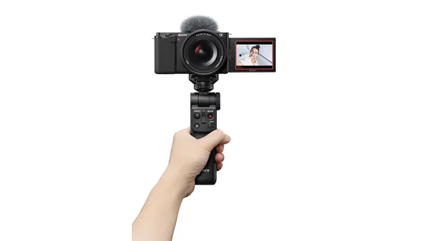 Alpha-Universe-Sony-10-20mm-F4-G-PZ-ZV-E10B_SELP1020G_GPVPT2BT_selfie-horiz.webp