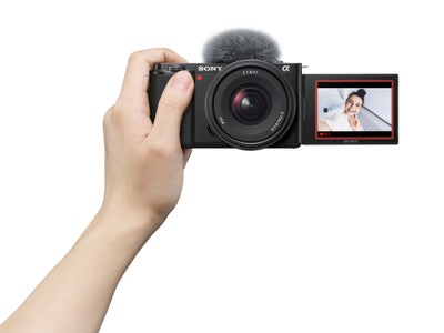 https://alphauniverseglobal.media.zestyio.com/Alpha-Universe-Sony-11mm-f1.8-ZV-E10B_SEL1118_selfie.jpg?height=300&fit=bounds