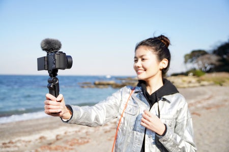https://alphauniverseglobal.media.zestyio.com/Alpha-Universe-Sony-ECM-G1-mic-07_ECM-G1_ZV-E10_wind_screen.jpg?height=300&fit=bounds