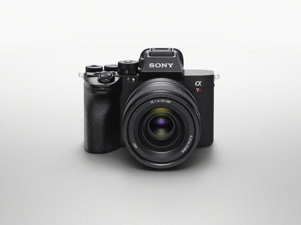 Alpha-Universe-Sony-ILCE-7RM5_image_SEL35F14GM_front_top-Large.rJ4kNYa84j.jpg