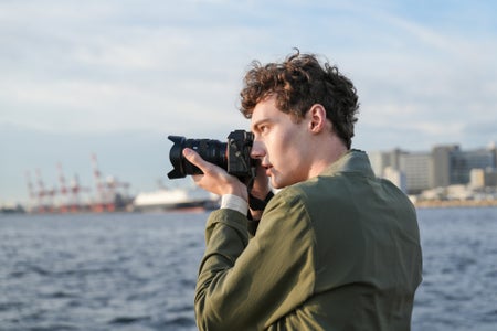https://alphauniverseglobal.media.zestyio.com/Alpha-Universe-Sony-SEL2070G_ILCE-7M4_Still_Shooting_B.jpg?height=300&fit=bounds