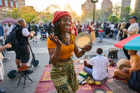 https://alphauniverseglobal.media.zestyio.com/Alpha-Universe-Street-Photography-Tips-Ira-Block-6.jpg?height=300&fit=bounds