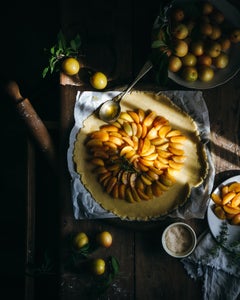 https://alphauniverseglobal.media.zestyio.com/Alpha-Universe-WIMB-Elisa-De-Cecchi-yellow-plums-tart.jpg?height=300&fit=bounds