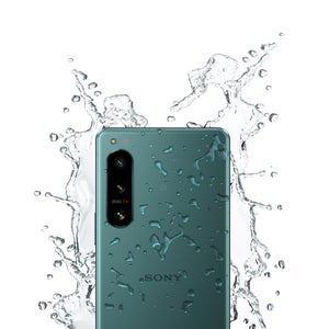https://alphauniverseglobal.media.zestyio.com/Alpha-Universe-Xperia-5-IV_waterResistance_green.jpg?height=300&fit=bounds