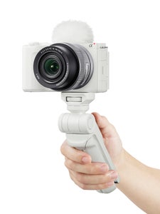 https://alphauniverseglobal.media.zestyio.com/Alpha-Universe-ZV-E10-II_SEL16502_GPVPT2BT_hand_white.jpg?height=300&fit=bounds