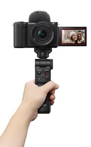 https://alphauniverseglobal.media.zestyio.com/Alpha-Universe-ZV-E10-II_SEL16502_GPVPT2BT_selfie_hand_02.jpg?height=300&fit=bounds
