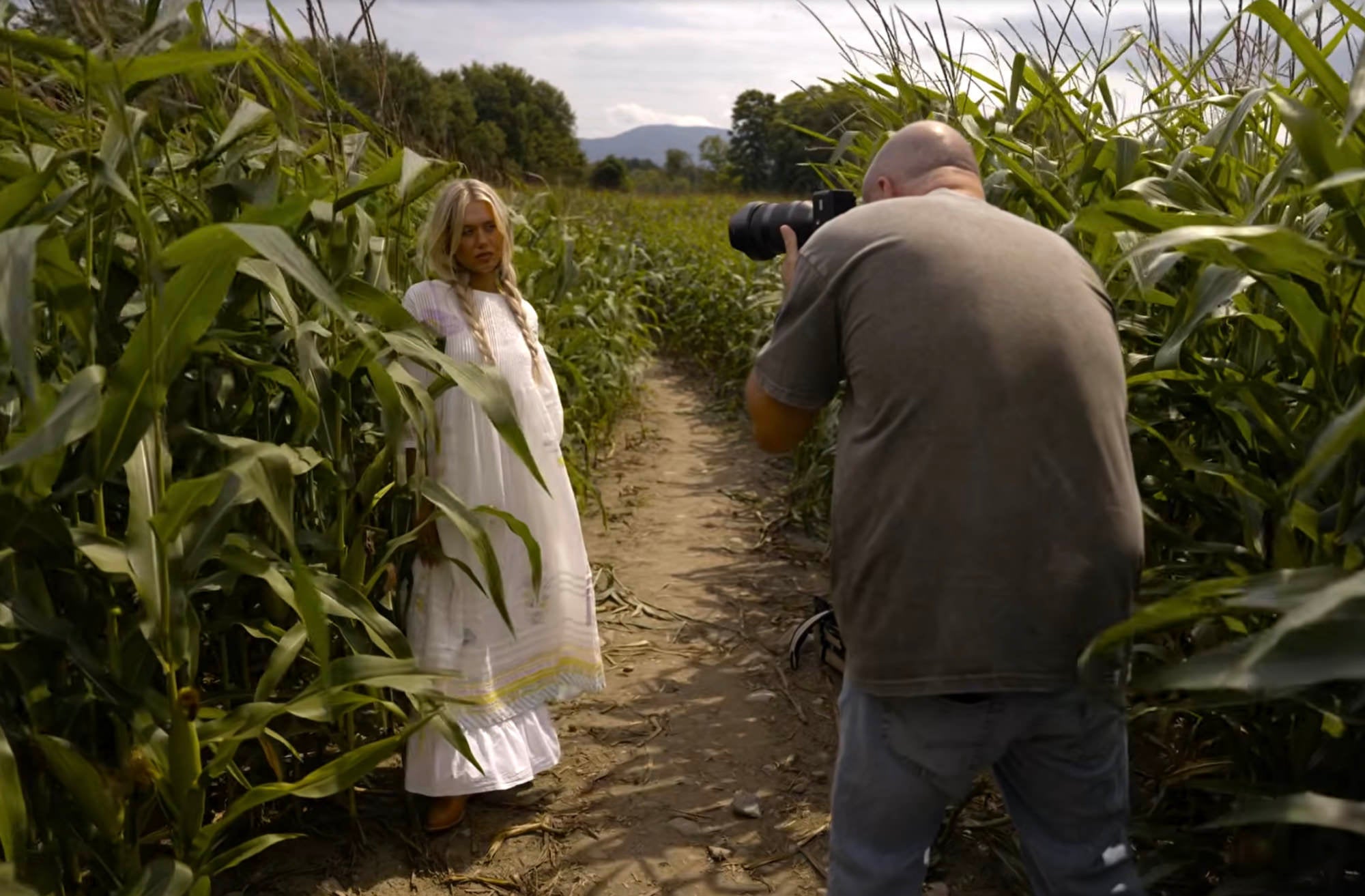 Portrait photographer Miguel Quiles takes portraits in a cornfield using his Sony Alpha 7R VI and Sony 24-70mm f/2.8 G Master II.