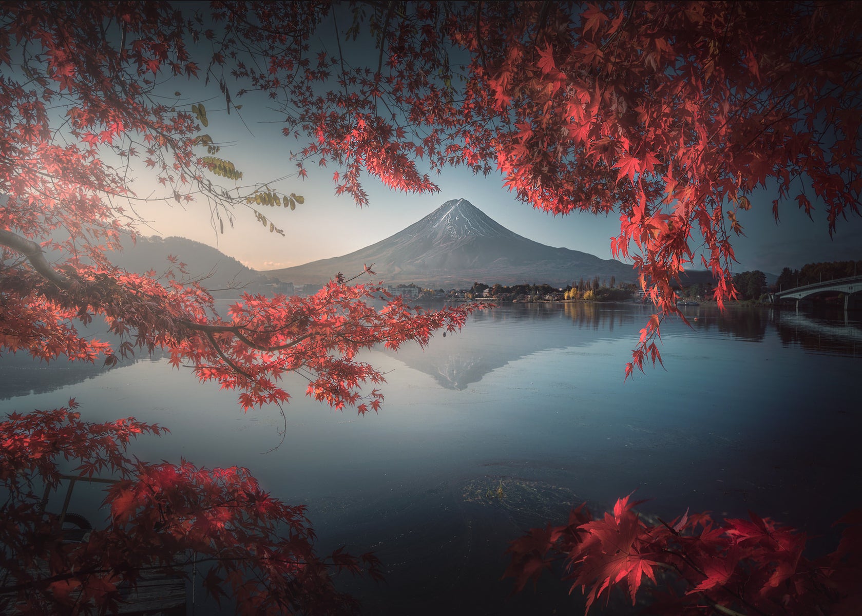 https://alphauniverseglobal.media.zestyio.com/alphauniverse-whats-in-my-bag-mount-fuji-lake-kawaguchi-autumn-maples.jpg?height=1200&fit=bounds