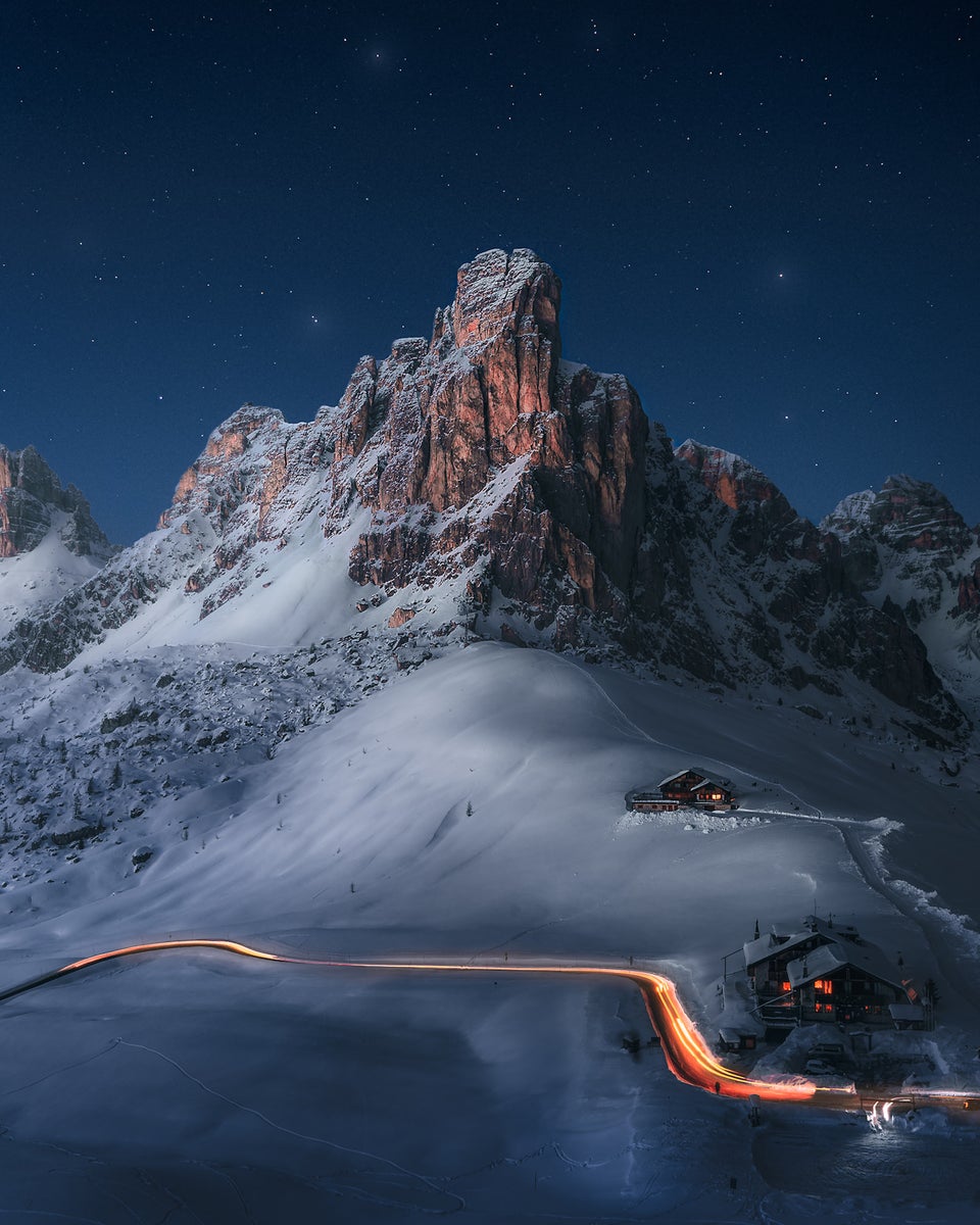 https://alphauniverseglobal.media.zestyio.com/alphauniverse-whats-in-my-bag-passo-giau-dolomites-night-light-trail-winter.jpg?height=1200&fit=bounds