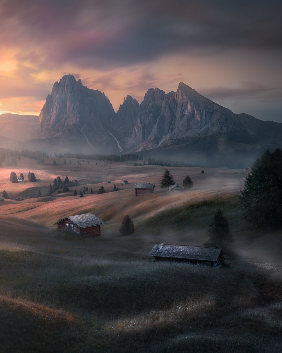 https://alphauniverseglobal.media.zestyio.com/alphauniverse-whats-in-my-bag-seiser-alm-dolomites-sunrise-mist-meadows.jpg?height=1200&fit=bounds