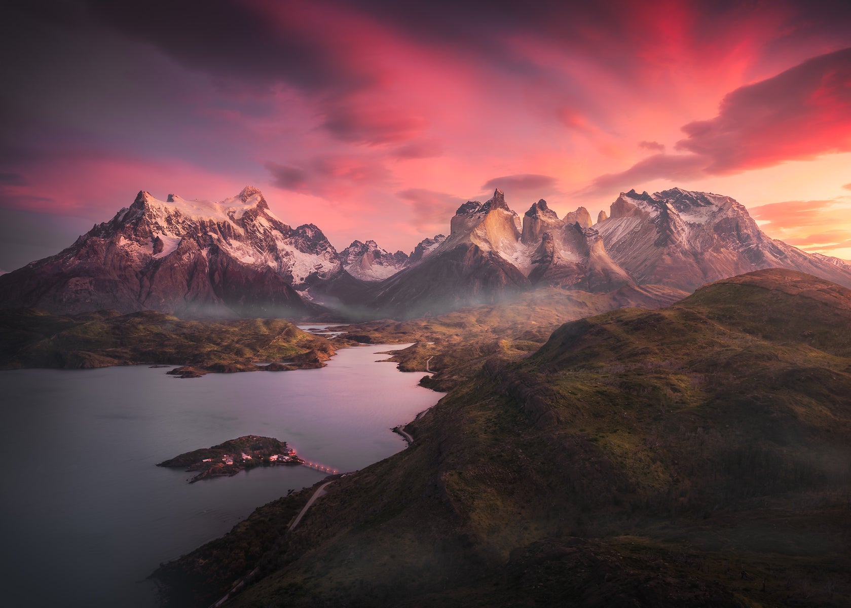 https://alphauniverseglobal.media.zestyio.com/alphauniverse-whats-in-my-bag-torres-del-paine-sunrise-patagonia-landscape.jpg?height=1200&fit=bounds
