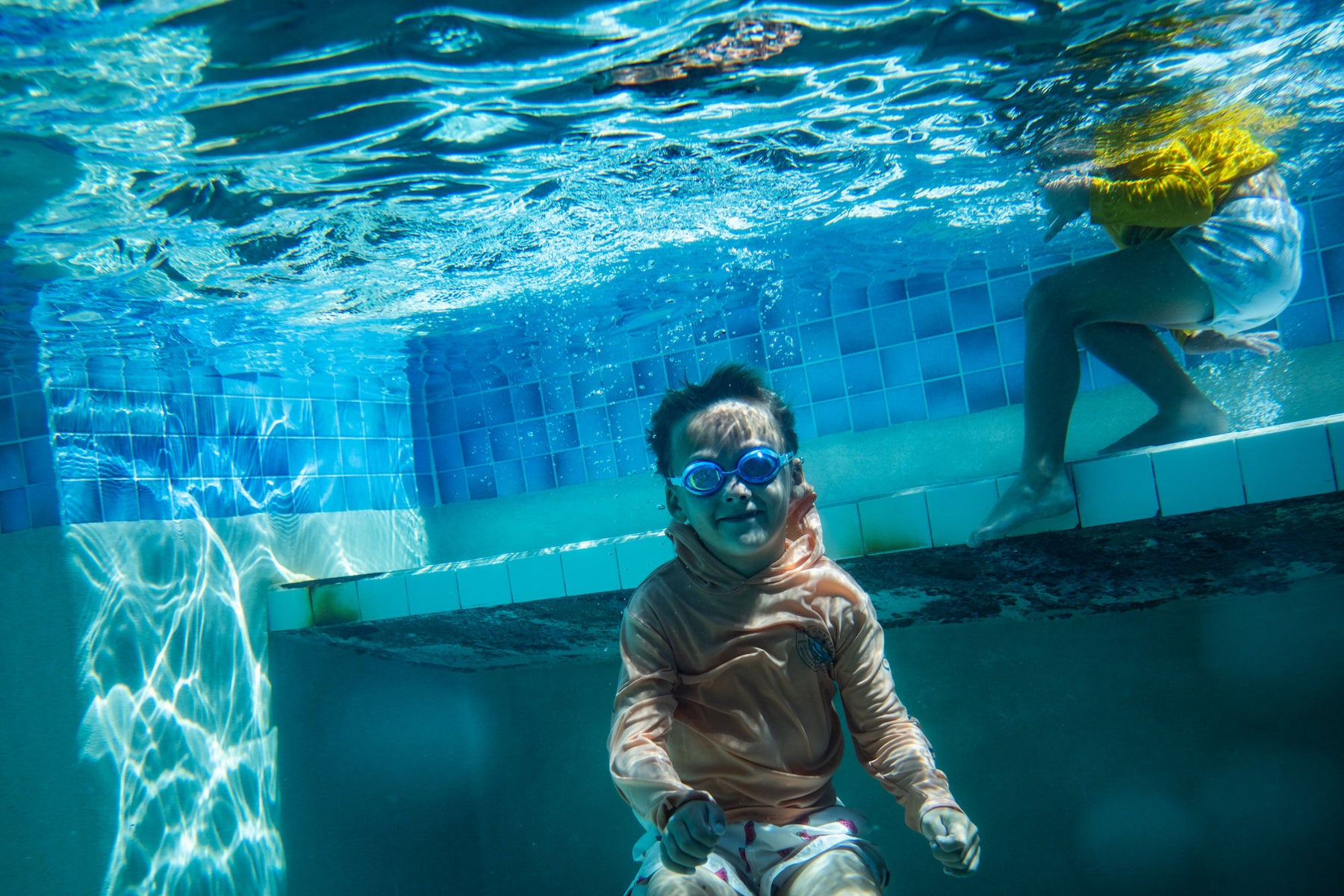https://alphauniverseglobal.media.zestyio.com/underwater-portrait-child-goggles-blue-tile-pool.jpg?height=1200&fit=bounds
